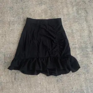 En svart kjol från Gina tricot strl s! Bra skick💓