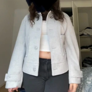 Ljusgrå kappa  - Säljer min skitsnygga kappa från lager💕💕 nypris: 400kr