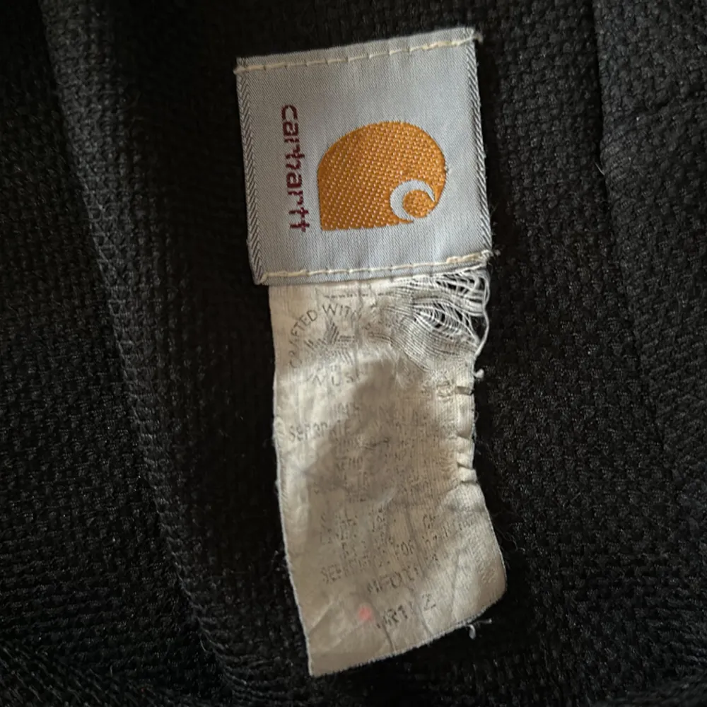 Jacka från carhartt säljes. Taggen är tvättad så storleken syns tyvärr inte. Den sitter som en storlek M. Taggen visar däremot att den är från 90-talet och gjord i usa. Inga hål eller fläckar. Mått och fler bilder kan lösas!. Takit.
