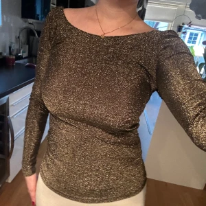 Guld topp - Så himla fin topp som tyvärr inte kommit till användning. I stolek xs men stretching så passar mig som är s/m oxå!💗 Märlet är Soaked in luxury 