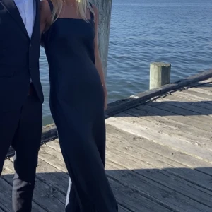 Balklänning - Säljer världens finaste balklänning! Använd en gång så är som ny💙jag är 174 och sen passar bra på mig, skriv för flera bilder