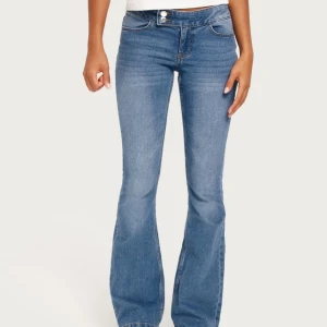 Lågmidjade Jeans  - Helt nya jeans från Nelly. Råkade ta bort lapparna från dem innan jag testade dem så kan inte skicka tillbaka dem tyvärr. Hör gärna av er vid frågor💕