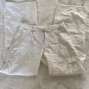 Linnebyxor  - Snygga vita linnebyxor från hm, de är lågmidjade men knappen har ramlat av. Finns en extra knapp insydd i byxan så om man vill sy tillbaka den kan man det!