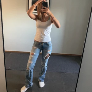 Slitna coola Low waist flared jeans - Så coola vintage jeans från Armani. De är Low waist och sitter som en smäck för mig som brukar ha storlek 34 i jeans. Älskar dessa men kommer ej använda igen. De är verkligen Low waist och utsvängda i benen. Inga defekter. 