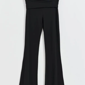 2 par Ginatricot soft touch byxor. Dom svarta och gråa är tillsalu. (Storlek M) - Dessa Soft Touch byxor från Ginatricot är knappast använda och är i perfekt skick. Kan tyvärr inte ta dom bästa bilderna eftersom min kamera är tyvärr sönder🙃