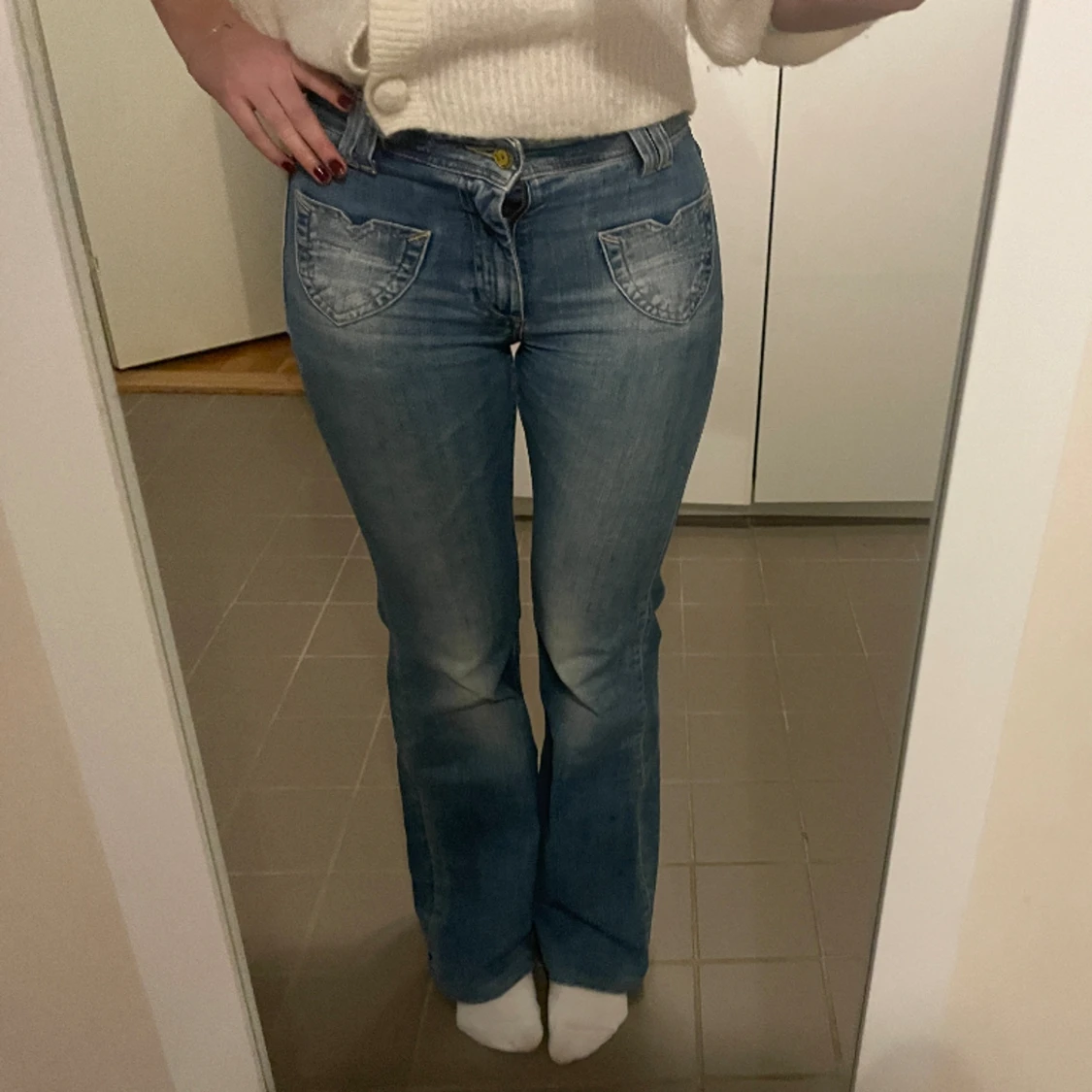 Blåa jeans med detaljer