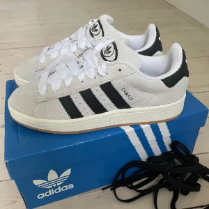 Adidas campus sneakers - Säljer mina nästan helt oanvända superfina och trendiga campus sneakers🙌🙌
