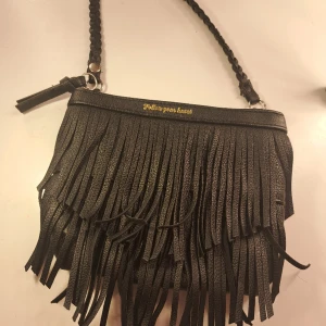 Follow your heart väska - Follow your heart väska. Använder inte den längre. Är i gott sick. Den har ingen ficka på insidan.