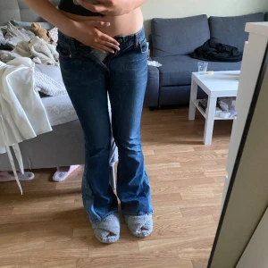 Bootcut jeans - Dessa super coola jeans, midjemåttet 40 rakt över och innerbenslängden är 85. Tryck gärna köp nu💓💓