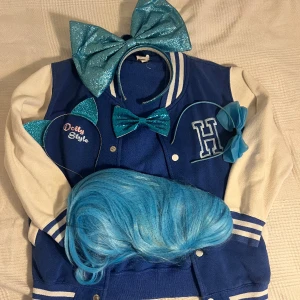 Dolly Style  - Säljer en dolly style sett, som innehåller en äkta dollystyle jacka, 3 diadem, hårklämma och en peruk. Storleken på jackan är 9/11 år. 