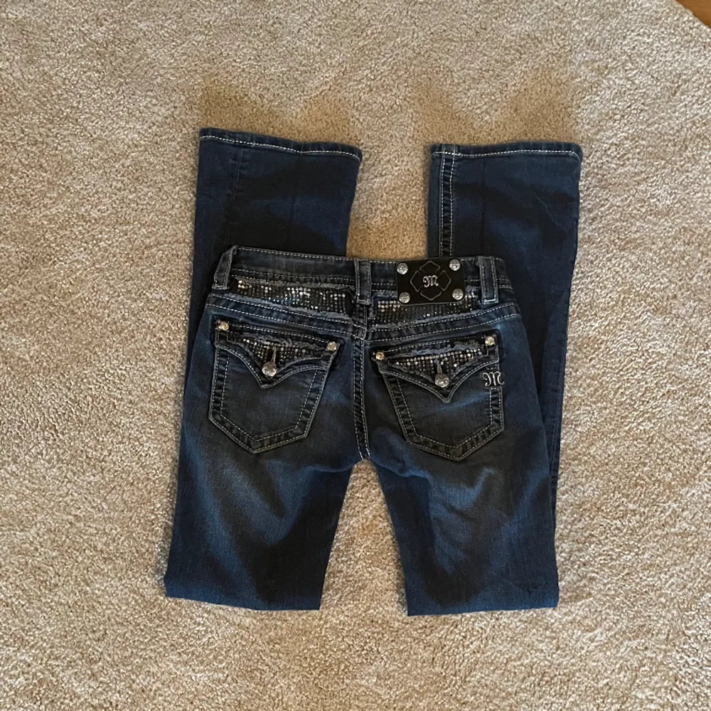 Super fina  miss me jeans! Lågmidjade och bootcut, säljer då dom är lite små! Passar någon med xs/xxs Midja: 33cm rakt över, innerben: 79 cm. Använd gärna köp nu🫶 . Jeans & Byxor.