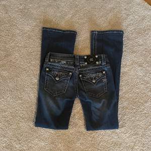 Super fina  miss me jeans! Lågmidjade och bootcut, säljer då dom är lite små! Passar någon med xs/xxs Midja: 33cm rakt över, innerben: 79 cm. Använd gärna köp nu🫶 