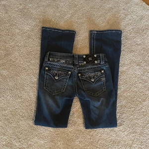 Miss me jeans - Super fina  miss me jeans! Lågmidjade och bootcut, säljer då dom är lite små! Passar någon med xs/xxs Midja: 33cm rakt över, innerben: 79 cm. Använd gärna köp nu🫶 