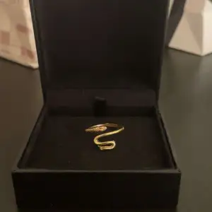 Vacker guld ring i form av en orm! ⭐️Köpt i Spanien, vet inte märket på den.