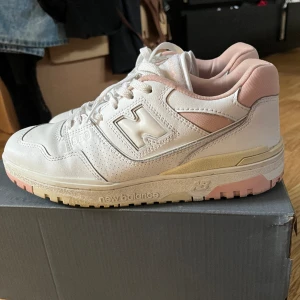New Balance 550 - Säljer mina New Balance 550 då dom inte kommer till användning så ofta som jag önska :/ dom är använda ett fåtal gånger och är i gott skick! 