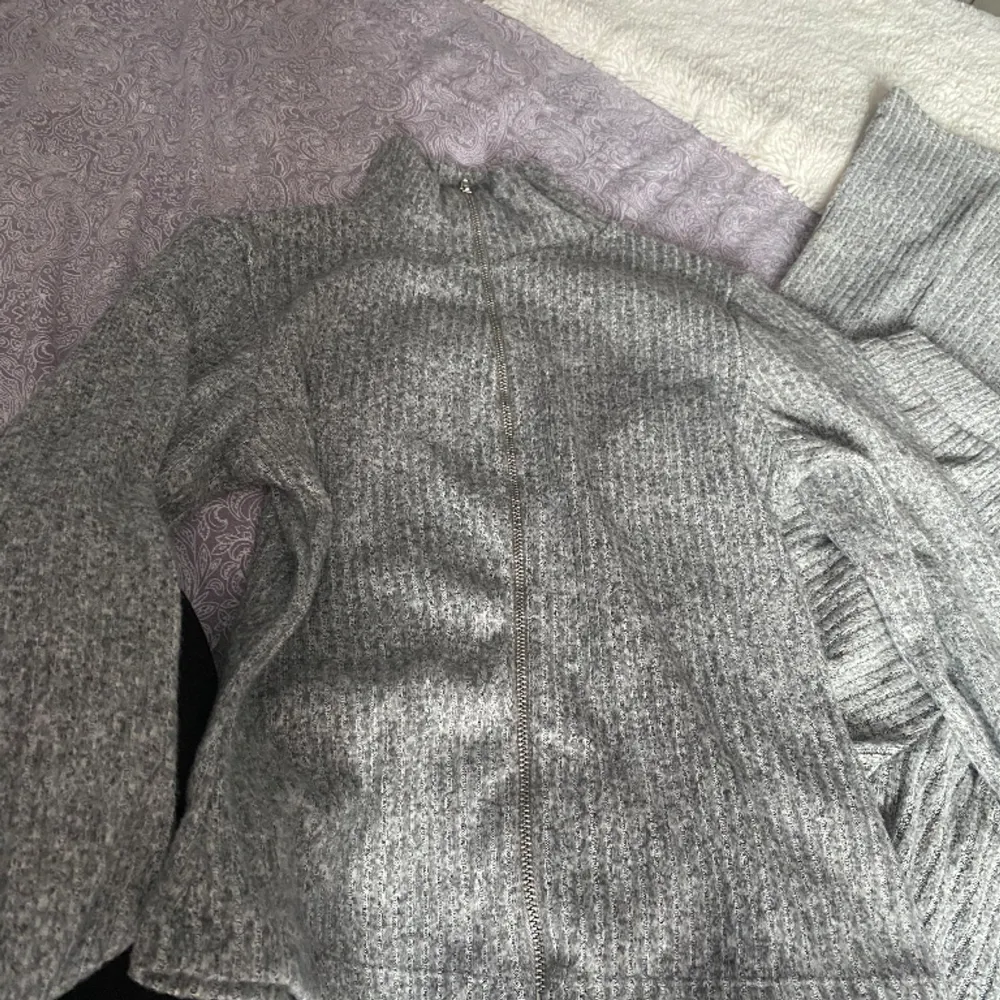 Byxorna är bootcut i storlek S och tröjan i storlek xs, säljs inte separat, 200kr. Hoodies.