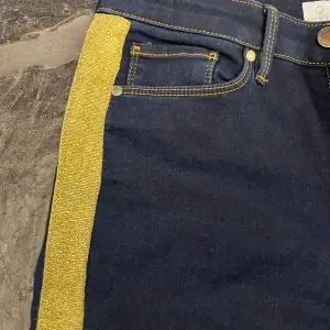 Säljer mina skit snygga Tommy hillfiger jeans med glitter på sidorna! Dem är tyvärr Skinny men blir perfekta att sy om till bootcut och kan bli skit snygga fest jeans!  Dem är dessut lågmidjade!