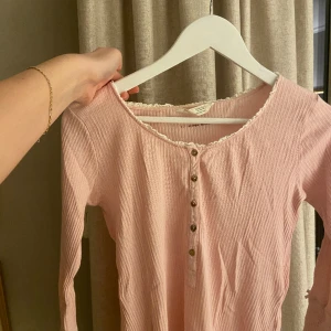 Odd molly - Superfin ljusrosa färg. Använd fåtal ggr. 🎀 Storlek 1. Skulle säga att det är XS. ❤️ Färgen syns bäst på andra bilden. För kort i ärmarna för mig som är 179 så lagt in bild på det 😊💕 