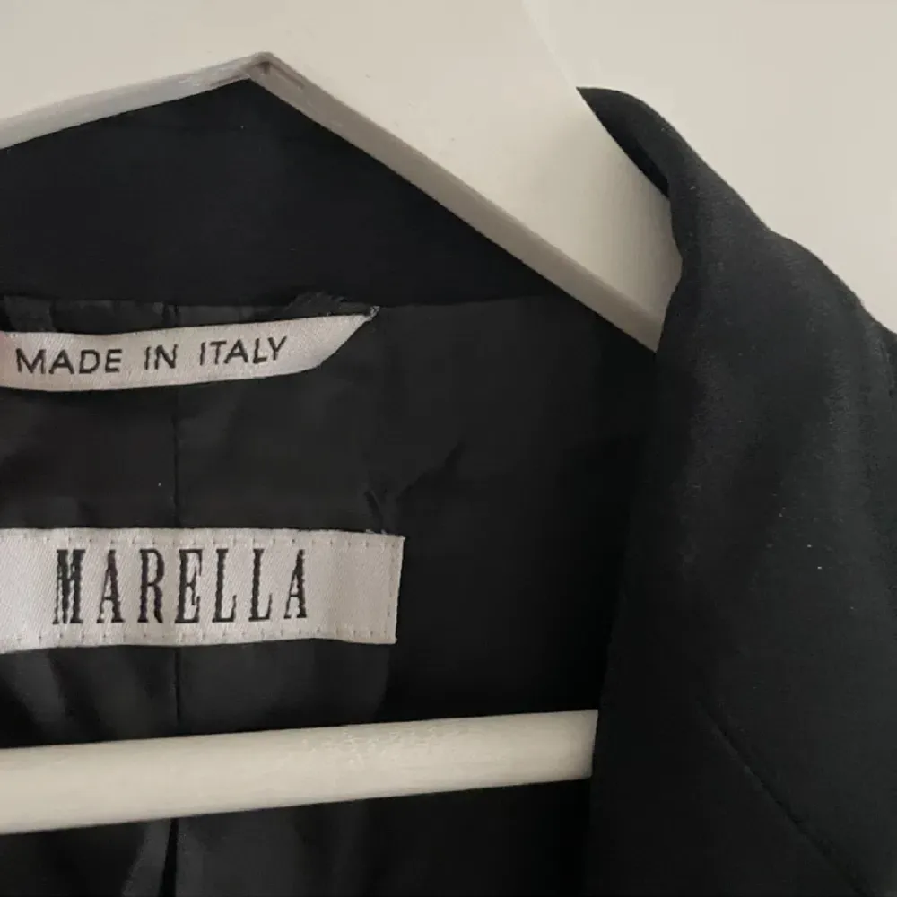 Säljer nu denna skitsnygga kavaj ifrån Marella. Den är i ett fint skick, o sparsamt använd🥰nypris 1500kr . Kostymer.