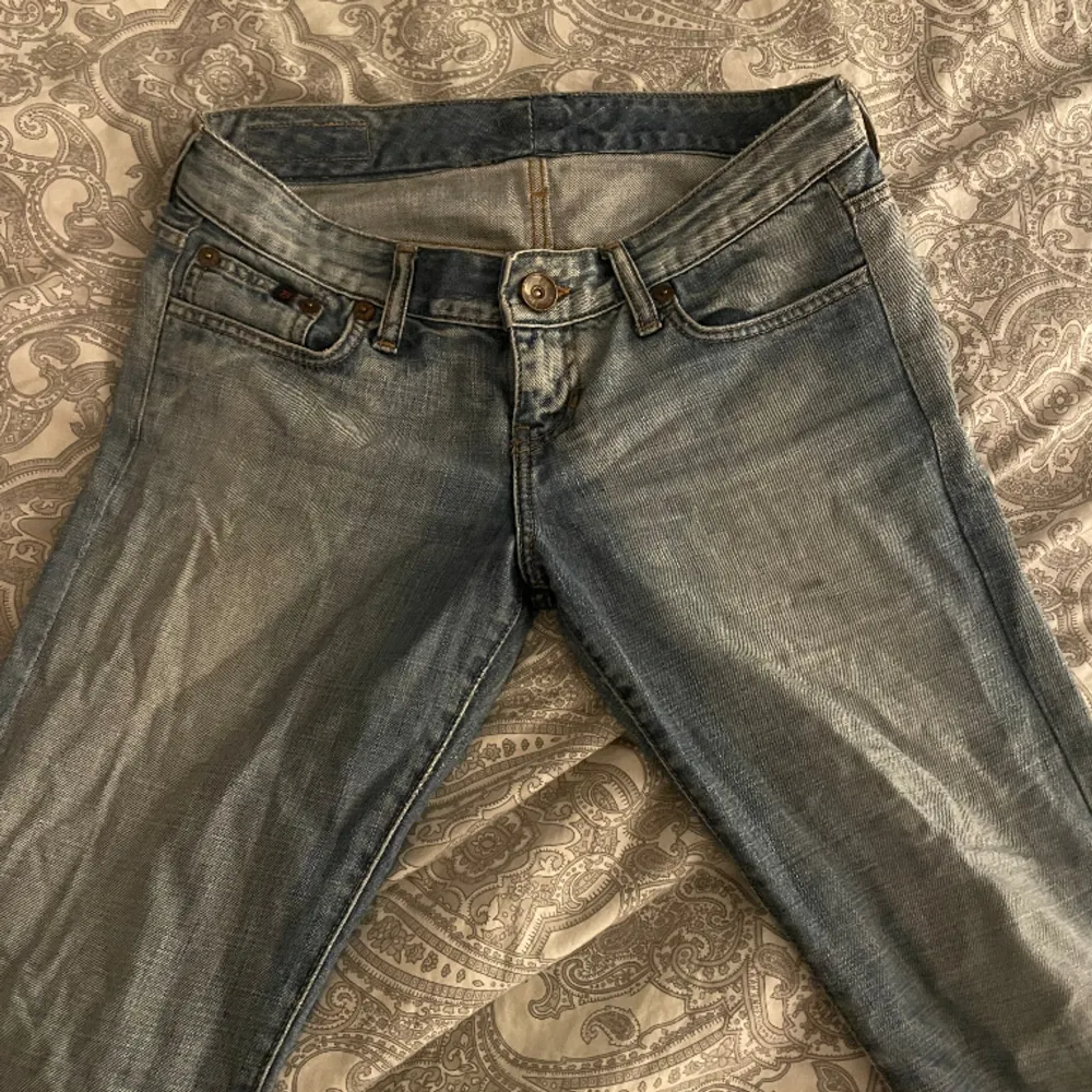 Säljer dessa jeans då de är för korta på mig som är 175. 💕 Kan tänka mig gå ner lite i pris vid snabb affär men har köpt de second hand för 700kr så vill fortfarande ha ett rimligt pris. 💓🩷💖. Jeans & Byxor.