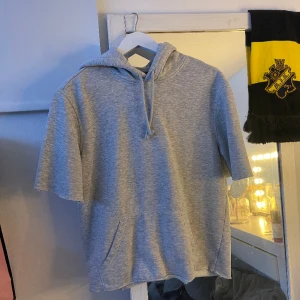 t-shirt hoodie - egenklippt cool och unik grå hoodie!!! passar allt från Xs-L beroende på passform som önskas!! 💗💗 från hm 