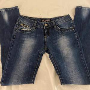 Ett par super fina lågmidjade jeans som tyvärr inte kommer till användning✨  Midja: 39cm  Innerbenslängd: 82cm Ytterbenslängd: 101cm Lår: 21cm Grenhöjd: 19cm
