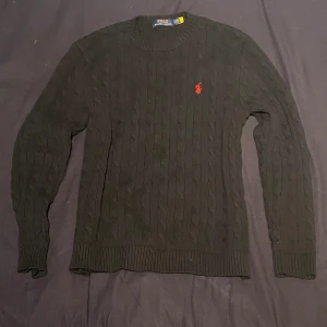 Ralph lauren stickad tröja  - En riktig skön stickad svart Ralph lauren tröja. Den är använd Max 6 gånger då den är för stor för mig. Om du har en fråga är det bara att ställa dem!!
