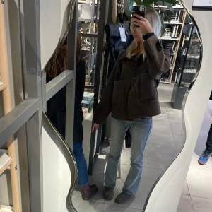 Brun Kappa - Brun kappa från Kappahl 💓Köptes för 1,5 år sen, finns tecken på användning. Storlek passar S-L, jag har vanligtvis S! Orginalpris: 899 kr💕