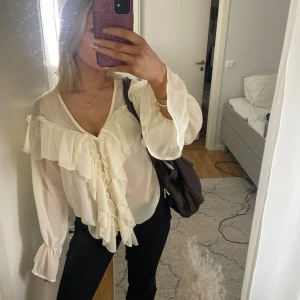 Volangblus - Säljer denna fina volangblus från Boohoo. Nästan aldrig använd och säljer då den inte passar mig💕