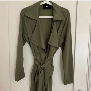 Trenchcoat Bikbok - Jättefin kappa under vår/sommarn, den är inte för tjock så den blir perfekt för båda årstiderna. Den är använd max 2/3 gånger, ser helt ny ut☺️🫶🏼