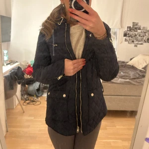Jätte fin vårjacka  - En jätte fin vår jacka från Bondelid. Den är i storlek 40 men passar mig som har xs i vanliga fall.