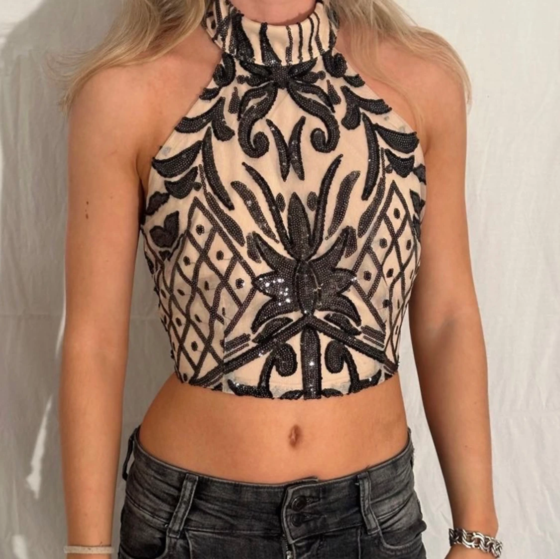 Halterneck topp med paljetter