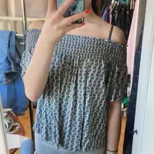 En fin off-shoulder tröja från H&M💕 Aldig använd så därför säljer jag den och fin till sommaren Pris kan diskuteras, (klicka inte på köp nu)