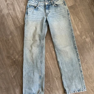 Weekday Arrow Jeans - Lågmidjade Jeans i modellen ”arrow low straight” från Weekday, osäker på färgen men tror Seventeen Blue🩵Nypris: 590kr W25 L30