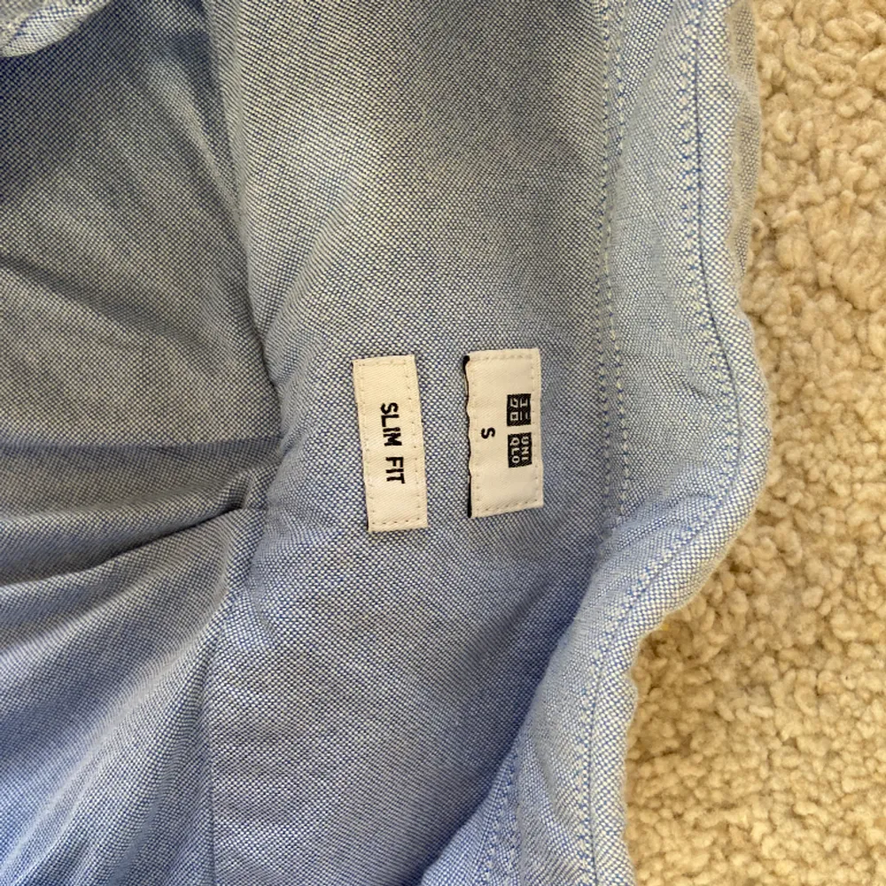 Ljusblå uniqlo skjorta i nyskick med storlek S. . Skjortor.