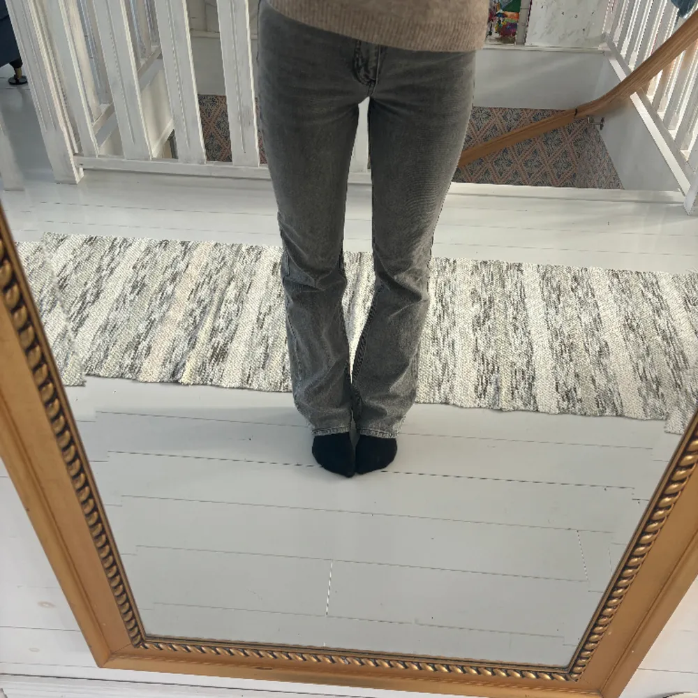 Snygga gråa bootcut jeans från Ginatricot med normalhög midja, säljer då jag inte använder dom.  Storlek 34 i väldigt fint skick.  Köparen står för frakten, skriv vid frågor🤗. Jeans & Byxor.