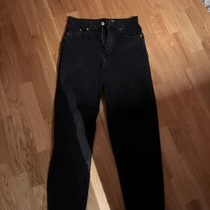 Svarta jeans  - Varsamt använda  Inga problem 