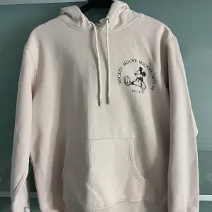 Säljer denna hoodie från hm! Använd ett fåtal gånger💞