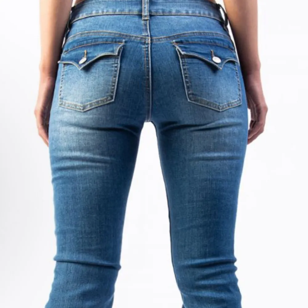 Super snygga jeans i Strl eu 36/regular längd (S/M) Byxorna är i bra skick (haft på mig dem 3 ggr) köpte dem för 699kr (nypris) . Jeans & Byxor.