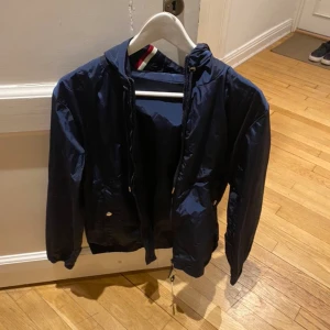 Moncler windbreaker - Oanvänd, jätte bra skick, skit snygg
