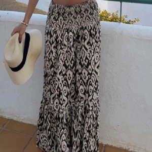 Lång kjol - Säljer denna kjolen från Zara som inte finns kvar på hemsidan längre!💘 storlek XL Nypris:600kr säljs för 500kr (pris går att diskutera)