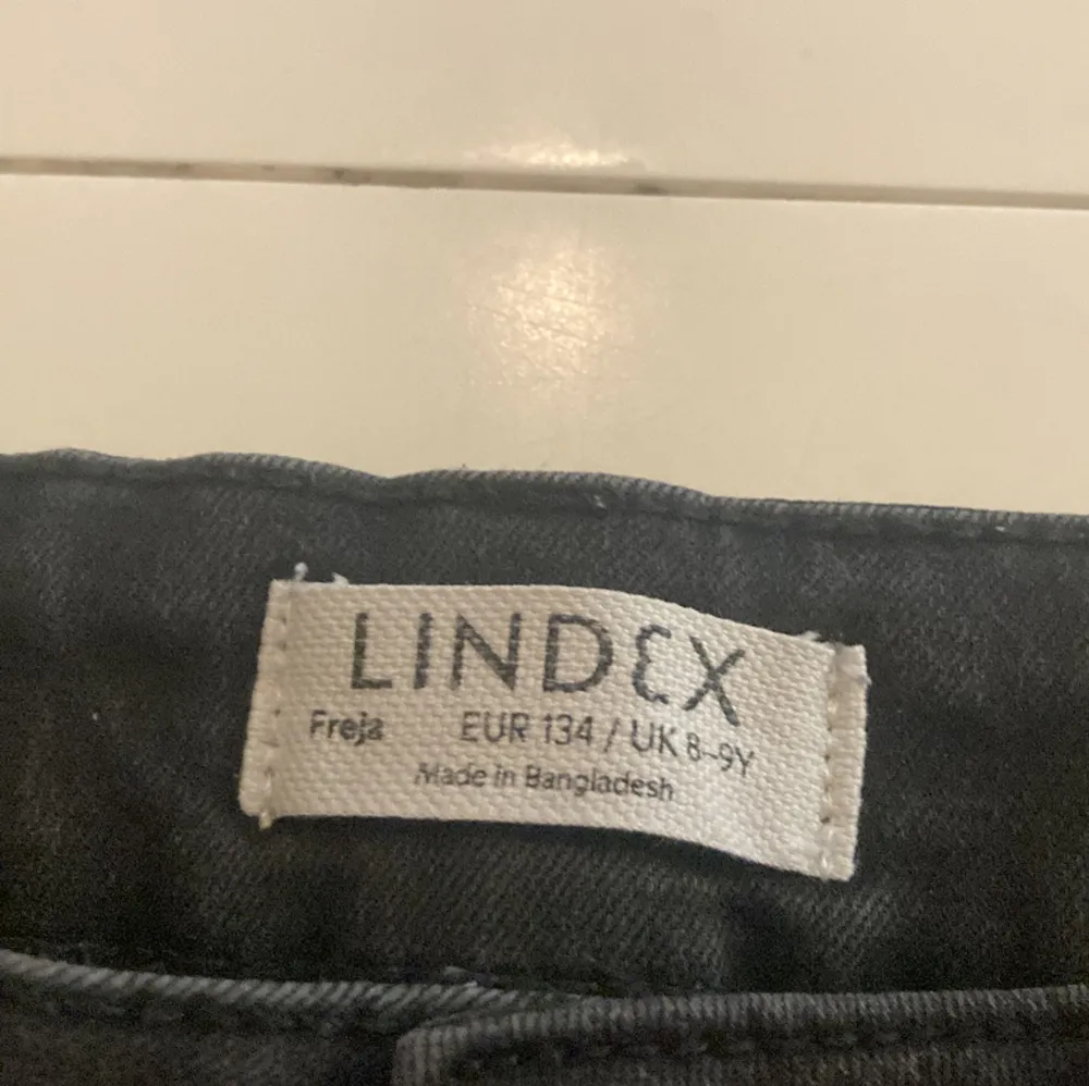 Ett par bootcut jeans i färgen svart. Har använt dom ganska många gånger. Dom har tappat lite färg på knappen men inget man tänker på.. Jeans & Byxor.
