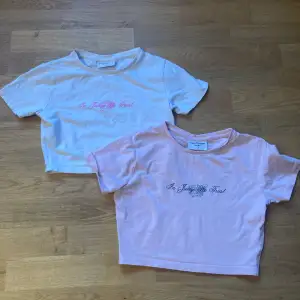 Jag säljer två T-shirts från juicy couture i strl XS, bra skick. Säljer pågrund av att det inte är min stil! Hoppas att någon annan kan få nytta av den!
