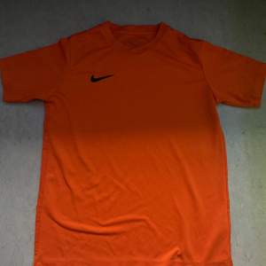 Neon orange Nike tränings tröja, bra kvalitet  i storlek M 