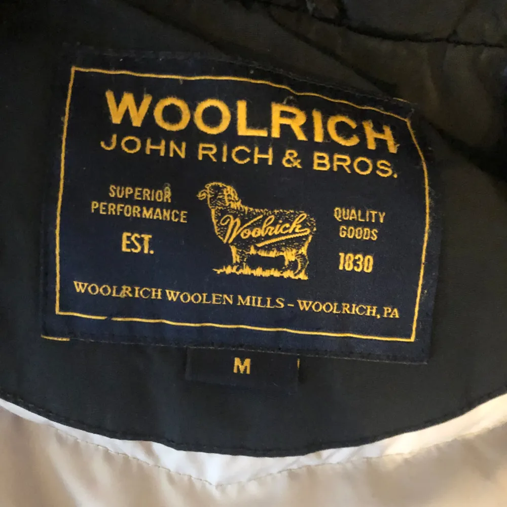 Tjena woolrich jakan är bra skick 9 av 10 har inte använt den bara testat säljer på grund av att den inte passa mig. Köpte den för 2200 på Plick säljer  för 1800 hör av er om om ni vill köpa.. Jackor.