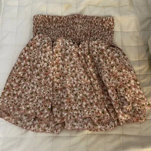 blommig kjol - aldrig använd, köpt second hand ingen lapp, storlek skulle ja säga är xs-s kanske m, den är stretchig
