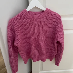 Stickad tröja  - Stickad tröja från lager 157, andvänd ett fåtal gånger. Köpte för 150kr säljer nu för 50kr 
