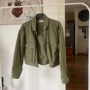 Sommar jacka  - Olivgrön utility liknande jacka, i kortare modell. Jättefin till sommaren