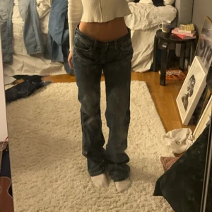 Lågmidjade jeans  - Säljer dessa ursnygga jeans från wrangler som tyvärr är för långa och för stora för mig😭😭😭Skitsnygg färg!!!! Strlk w28/l34, Använd gärna köp nu🥰🥰🥰Midjemåttet är 38 och innerbenslängden är 83❤️