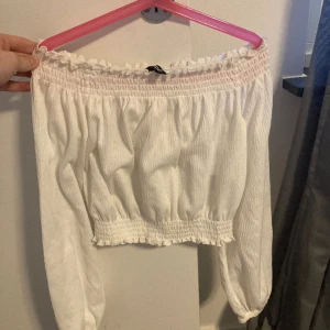 Basic tröjor  - Två skit snygga tröjor. Basic men fina. En blå och en vit, det kommer som ett pack. Man köper alltså båda för ett gemensamt pris. Är man bara intresserad av en, kom privat. De är i väldigt bra skick, använt den blå ca 1 gång. Perfekt till sommaren! 